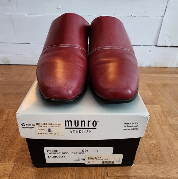 munro American, size 9 1/2 narrow, red - Picture 1 of 2